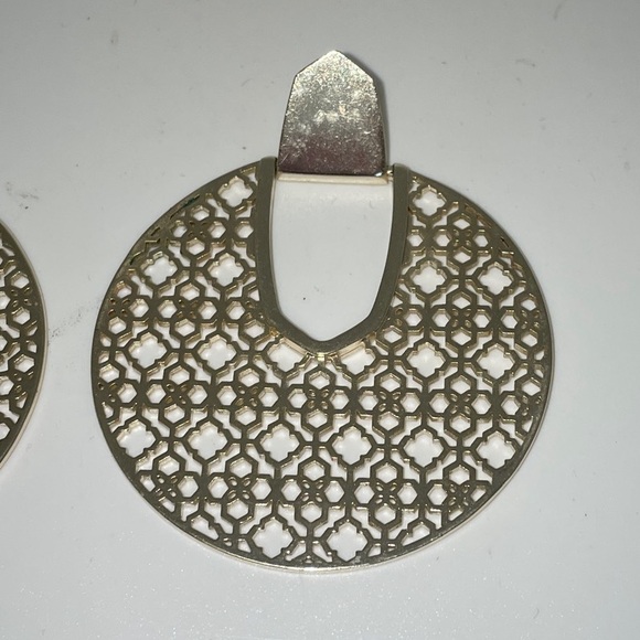 Kendra Scott - DIANE gold filigree statement disc pierced earrings - Picture 3 of 7